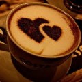 deux coeurs dans un café