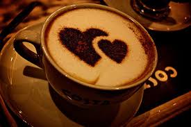 deux coeurs dans un café